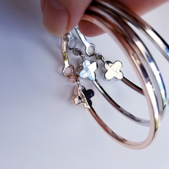 Four Leaf Clover Rose Gold Open Hinge Bangle - Picture 6 of 8